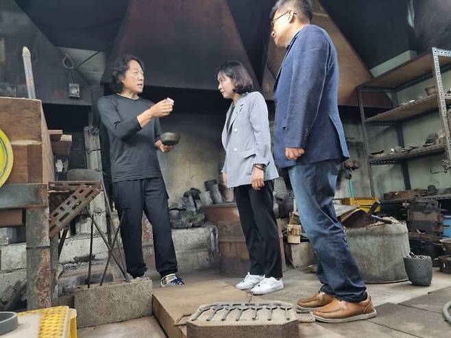 황세주 경기도의원이 '안성유기' 제작자를 만나 이야기를 나누고 있다. ⓒ경기도의회 제공