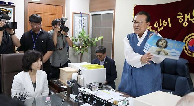 김호일 대한노인회장이 3일 서울 용산구 대한노인회 중앙회에서 노인 비하 발언 논란으로 사과 방문한 김은경 더불어민주당 혁신위원장에게 사과를 받고 면담을 하는 중 김 위원장의 사진을 손으로 때리며 노인 분노를 표현하고 있다. ⓒ뉴시스