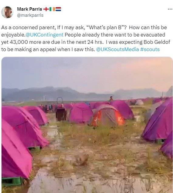 잼버리에 참여한 한 외국인 학생의 학부모가 지난달 31일 자신의 트위터에 올린 사진. 이 학부모는 야영장이 진흙탕에 
물까지 고여 있는 상황에 대해 “어떻게 이곳이 즐거울 수 있겠나? 대안은 무엇이냐”고 적었다. 트위터 캡처