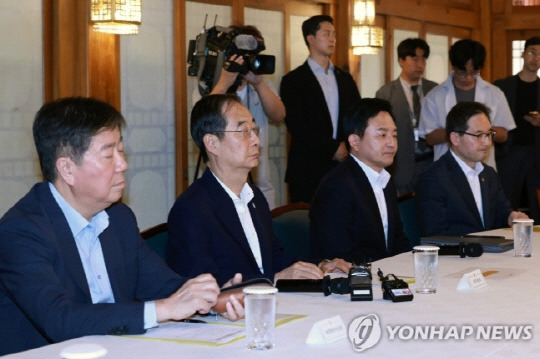 2일 오후 서울 종로구 총리 공관에서 열린 고위 당정협의회. 사진 연합뉴스