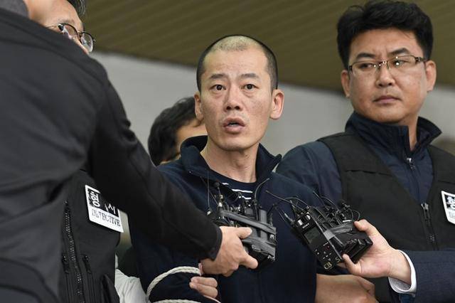 경남 진주 아파트 방화·살인 혐의로 구속된 안인득(가운데)이 2019년 4월 19일 진주경찰서에서 병원으로 이송되고 있다. 한국일보 자료사진