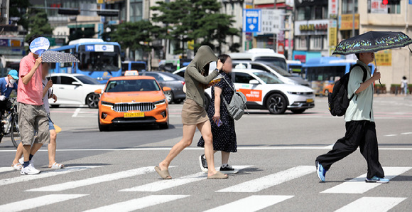 지난 3일 오후 서울 중구 거리에서 시민들이 발걸음을 옮기고 있다. [사진=뉴시스]