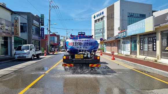 전라남도 보성군이 폭염에 대비해 살수차를 운영하고 있다 [사진=보성군]