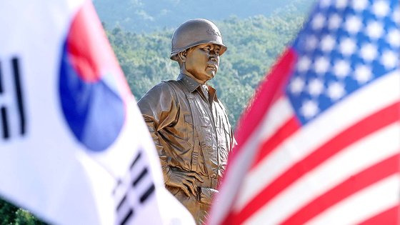 백선엽 장군 3주기를 맞아 지난달 5일 오후 경북 칠곡군 다부동전적기념관에서 열린 고(故) 백선엽 장군 동상 제막식을 통해 공개된 백선엽 장군 동상이 우뚝 서 있다. 백 장군 동상은 동서남북 사방으로 대한민국을 지키고 수호한다는 의미에서 360도 회전할 수 있도록 제작됐다. 뉴스1