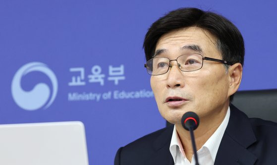 지난해 8월31일 오승걸 당시 교육부 학교혁신지원실장이 세종시 정부세종청사에서 2022 교육과정 한국사 시안에 ‘6ㆍ25 남침’, ‘자유’ 등의 표현이 빠진것과 관련한 설명을 하고 있다. 연합뉴스