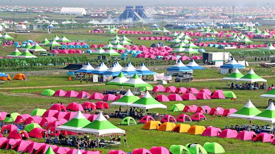 2023 새만금 세계스카우트잼버리 개영식이 열리는 2일 전북 부안군 하서면 야영장에 참가자들이 머물 텐트가 설치돼 있다. 연합뉴스