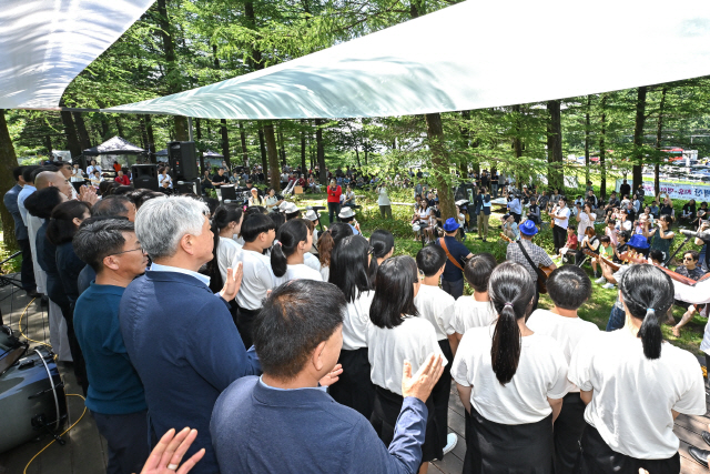 정선 고한함백산야생화축제 개막식에 참석한 기관단체장들이 합창단과 함께 하고 있다. 