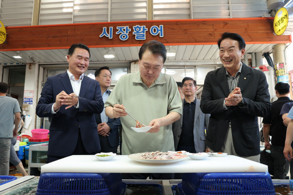 윤석열 대통령이 4일 경남 거제의 전통시장인 고현종합시장을 방문, 전어를 시식하고 있다. 2023.8.4 [대통령실 제공]