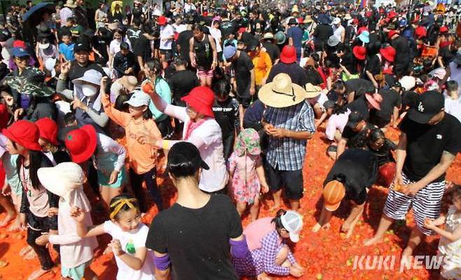 4일 강원 화천군 사내면 사창리 일대에서 열린 화천토마토축제 주요 행사장에는 축제를 즐기려는 많은 인파로 인산인해를 이뤘다.