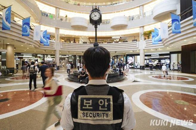 지난 3일 오후 경기 성남시 분당 서현역 인근 대형 쇼핑몰에서 ‘묻지마 흉기 난동’ 사건이 벌어졌다. 경찰이 현장을 통제하고 있다.   사진=임형택 기자