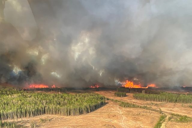 캐나다 앨버타주 폭스크리크 인근 산과 농지에서 지난 5월 5일(현지시간) 화재로 일어난 연기가 하늘을 뒤덮고 있다. 로이터연합뉴스