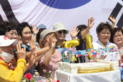 지난 3일 경기도 파주시 군내면에 있는 대성동 마을에서 열린 70주년 기념 행사에서 마을 주민들이 기념촬영을 하고 있다. 경기문화재단 제공