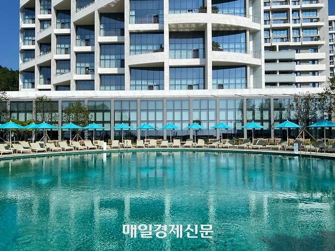 아난티 앳 부산 호텔에 위치한 야외수영장 / 사진=홍지연 여행+ 기자