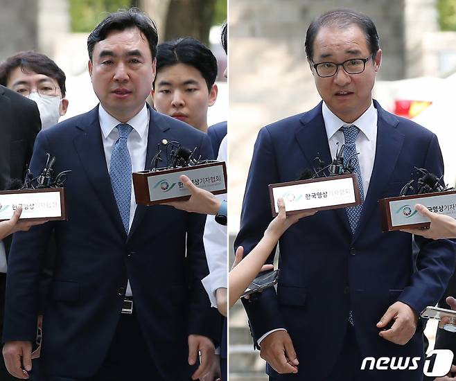 (서울=뉴스1) 박정호 기자 = '더불어민주당 전당대회 돈 봉투 의혹' 사건 핵심 피의자 무소속 윤관석 의원(왼쪽 사진)과 이성만 의원이 4일 오전 서울 서초구 서초동 서울중앙지방법원으로 구속 전 피의자심문(영장실질심사)에 출석하며 취재진의 질문공세를 받고 있다.  윤 의원은 송영길 전 민주당 대표의 당대표 당선을 목적으로 2021년 4월 말 경선 캠프 관계자들에게 "국회의원을 상대로 금품을 제공하겠으니, 돈을 달라"는 취지로 말하며 선거운동 관계자 등에게 금품을 제공할 것을 지시·권유·요구하고 같은 시기 캠프 관계자들로부터 2회에 걸쳐 국회의원 제공용 현금 6,000만 원을 수수한 혐의를 받는다.  이 의원은 윤 의원으로부터 300만 원을 받고 이정근 전 민주당 사무부총장에게 경선캠프 운영비 명목으로 100만 원, 지역 본부장 제공용으로 1,000만 원을 제공한 혐의를 받는다.  앞서 서울중앙지검 반부패수사2부(부장검사 김영철)는 지난 1일 정당법 위반 혐의로 두 사람의 구속영장을 재청구했다. 2023.8.4/뉴스1  Copyright (C) 뉴스1. All rights reserved. 무단 전재 및 재배포 금지.