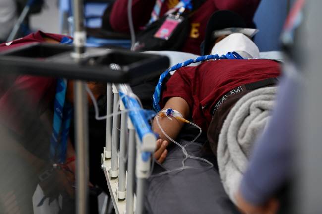 탈진한 참가자 전국적인 무더위가 지속되는 가운데 4일 오전 전북 부안군 새만금 제25회 세계스카우트잼버리 야영지 내 병원에서 온열질환으로 탈진한 한 외국인 참가자가 링거 주사를 맞고 있다.   문호남 기자