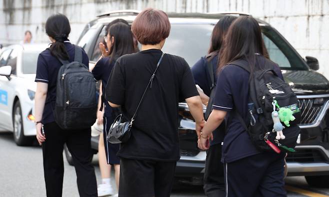 4일 오후 2시께 대전 대덕구 교사 피습 사건이 발생한 한 고등학교에서 일찍 하교하게 된 자녀를 한 학부모가 걱정스러운 마음에 마중 나와 있다. 이날 오전 10시 3분께 이 학교에 '졸업생'이라고 말하고 출입한 외부인이 40대 교사를 흉기로 찌르고 도주한 사건이 발생했다. 피해 교사는 병원으로 옮겨져 수술을 받고 있고, 용의자는 이날 낮 12시 20분께 중구 태평동 한 거리에서 검거됐다. [연합]