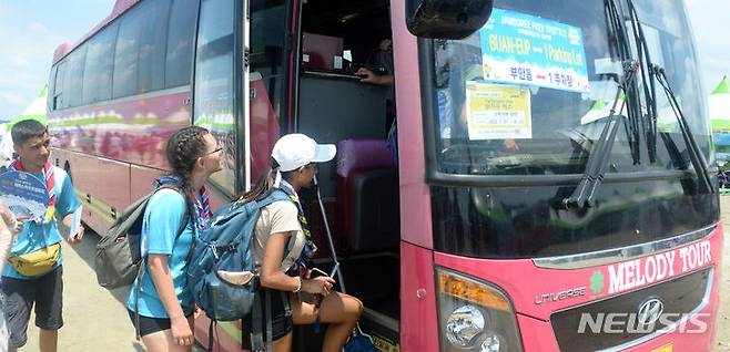 [부안=뉴시스] 김얼 기자 = '2023 새만금 제25회 세계스카우트잼버리'가 한창인 4일 전북 부안군 세계스카우트잼버리 델타존에 스카우트 대원들의 무더위를 식혀줄 쿨링버스가 마련되어 있다. 2023.08.04. pmkeul@nwsis.com