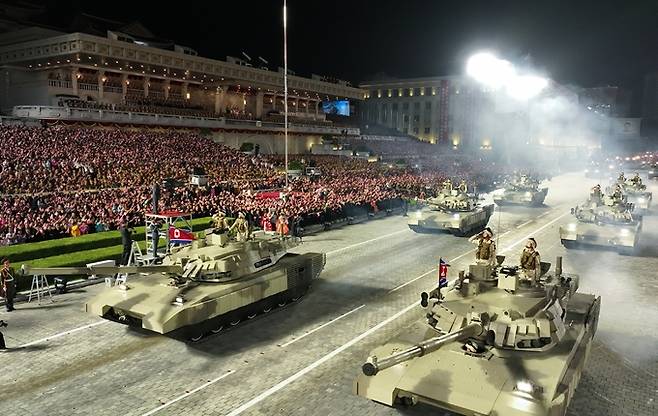지난달 27일 북한 전승절(6·25 전쟁 정전협정) 70주년 열병식에서 신형 전차들이 평양 김일성 광장을 행진하고 있다. 3년전과 비교할 때, 전면 장갑 등이 추가됐다. 평양=노동신문·뉴스1
