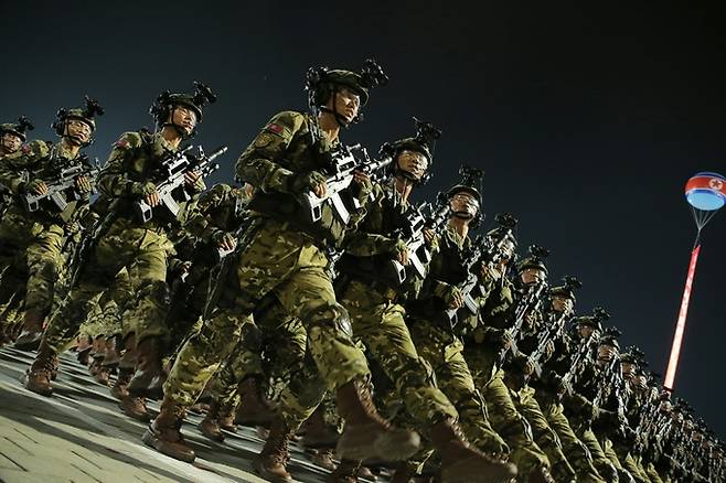 지난달 27일 북한 전승절(6·25 전쟁 정전협정) 70주년 열병식에 참가한 북한군 장병들이&nbsp;평양 김일성 광장을 행진하고 있다. 평양=노동신문·뉴스1