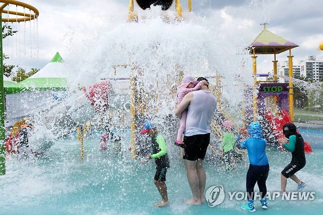 더위 잊는 물놀이 [연합뉴스 자료사진]