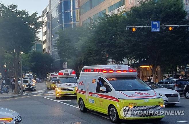 묻지마 흉기 난동에 출동한 구급차 (성남=연합뉴스) 3일 오후 경기 성남시 분당구 서현역 부근에서 묻지마 흉기 난동이 발생해 소방 구급차들이 사건 현장으로 향하고 있다. 2023.8.3 [독자 제공. 재판매 및 DB 금지] photo@yna.co.kr