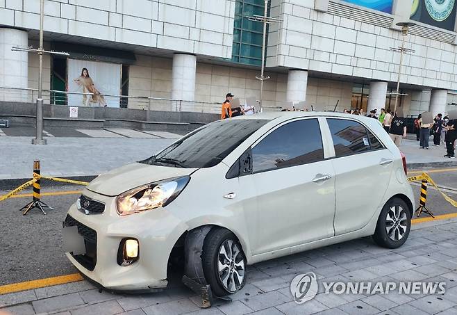 용의자 차량 인도 돌진, 시민 부상 (성남=연합뉴스) 3일 오후 경기 성남시 분당구 서현역 인근 백화점에서 발생한 묻지마 흉기 난동 사건에 앞서 용의자가 경차를 몰고 인도로 돌진해 보행자들을 들이받는 사고를 내 4명이 부상한 것으로도 확인됐다. 사진은 용의자가 이용한 차량. 2023.8.3 [독자 제공. 재판매 및 DB 금지] photo@yna.co.kr