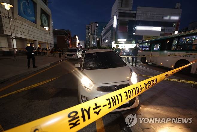 묻지마 흉기 난동 용의자, 차량 인도 돌진으로 시민 부상 (성남=연합뉴스) 홍기원 기자 = 3일 오후 경기 성남시 분당구 서현역 인근 백화점에서 발생한 묻지마 흉기 난동 사건에 앞서 용의자가 경차를 몰고 인도로 돌진해 보행자들을 들이받는 사고를 내 4명이 부상한 것으로도 확인됐다. 사진은 용의자가 이용한 차량. 2023.8.3 xanadu@yna.co.kr