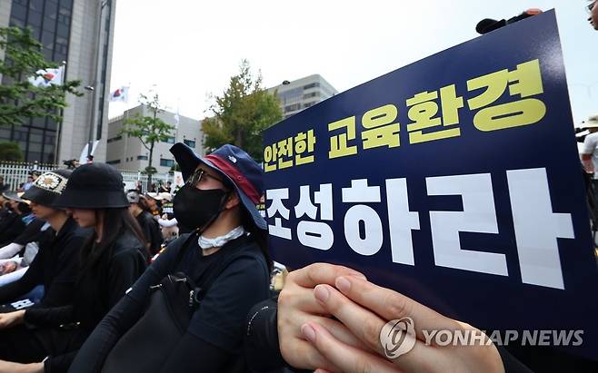 교사들 '안전한 교육환경 조성' (서울=연합뉴스) 서대연 기자 = 전국 각지에서 모인 교사들이 29일 서울 종로구 경복궁역 사거리 인근에서 열린 공교육 정상화를 위한 집회에 참석해 팻말을 들고 있다. 2023.7.29 dwise@yna.co.kr