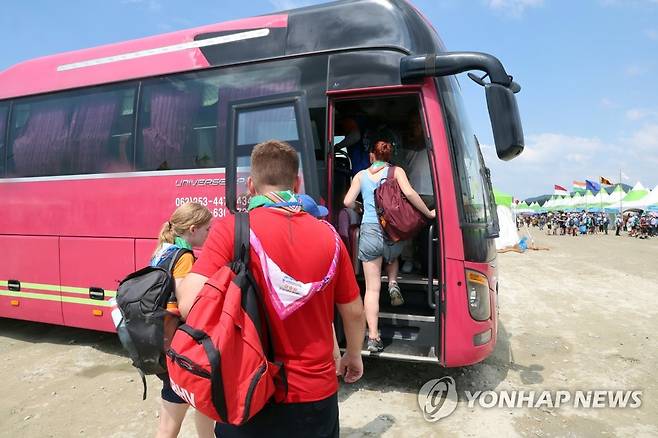 냉방 버스 타는 참가자들 (부안=연합뉴스) 정경재 기자 = 2023 새만금 세계스카우트잼버리 개막 나흘째인 4일 전북 부안군 하서면 야영장 '델타구역'에서 스카우트 대원들이 냉방 시설이 상시 가동되는 버스에 타고 있다.
    윤석열 대통령은 이날 잼버리 폭염 상황을 보고받고는 "냉방 버스를 야영장에 무제한 공급하라"고 지시했다. 2023.8.4 jaya@yna.co.kr