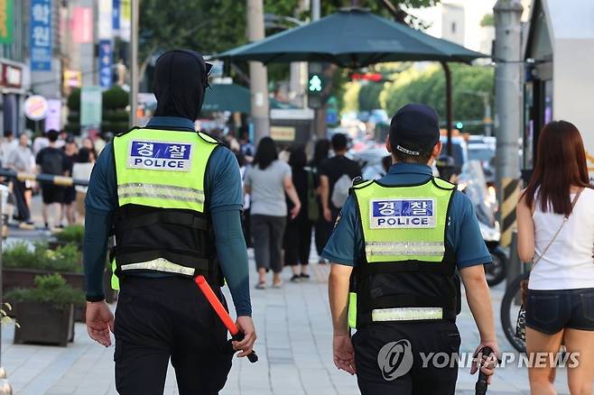 한티역 인근 순찰하는 경찰 (서울=연합뉴스) 서대연 기자 = '분당 흉기난동' 사건 이후 비슷한 범행을 예고하는 글이 잇따르는 가운데 4일 오후 경찰들이 범행 예고지 중 한 곳인 서울 강남구 수인분당선 한티역 인근을 순찰하고 있다. 2023.8.4 dwise@yna.co.kr