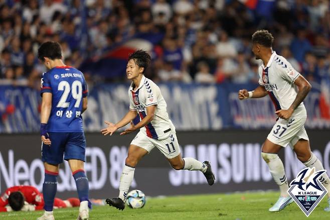 라스, 이승우가 차례로 골 맛을 본 수원FC가 수원삼성과의 더비전 승자가 됐다. 사진=한국프로축구연맹