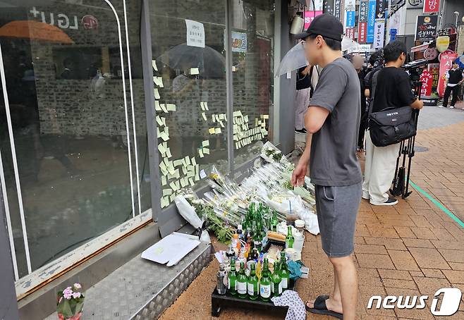 22일 서울 관악구 신림역 인근 '묻지마 흉기난동' 사건이 일어난 현장에 추모객들이 사망한 20대 A씨를 추모하고 있다.  ⓒ News1 김진환 기자