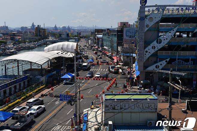 5일 오전 경북 포항시 죽도어시장 포항수협 위판장 앞 도로에서 발생한 도로 침하 현상으로 이틀째 양방향 통행이 전면 통제되고 있다. 침하가 발생한 도로는 건설된 지 34년 된 칠성천 복개천 구간으로, 시는 준설 작업에 이어 정밀안전진단을 실시할 예정이다. 2023.8.5/뉴스1 ⓒ News1 최창호 기자