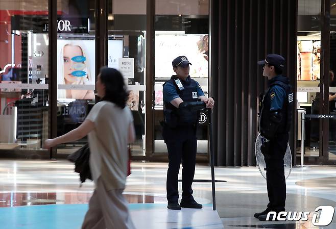 5일 오전 경기도 성남시 서현동 AK플라자에서 경찰이 경계 근무를 서고 있다. '서현역 묻지마 흉기 난동' 사건은 지난 3일 오후 6시께 경기 성남시 분당구 서현동 AK플라자 백화점 1~2층에서 흉기 2자루를 들든 최모 씨가 시민들을 향해 무차별로 휘둘러 5명이 차량에 의해, 9명이 흉기에 의해 각각 부상을 당했다. 또한 14명의 부상자 가운데 60대 여성과 20대 여성이 뇌사에 빠질 가능성이 높은 것으로 알려졌다. 2023.8.5/뉴스1 ⓒ News1 박정호 기자