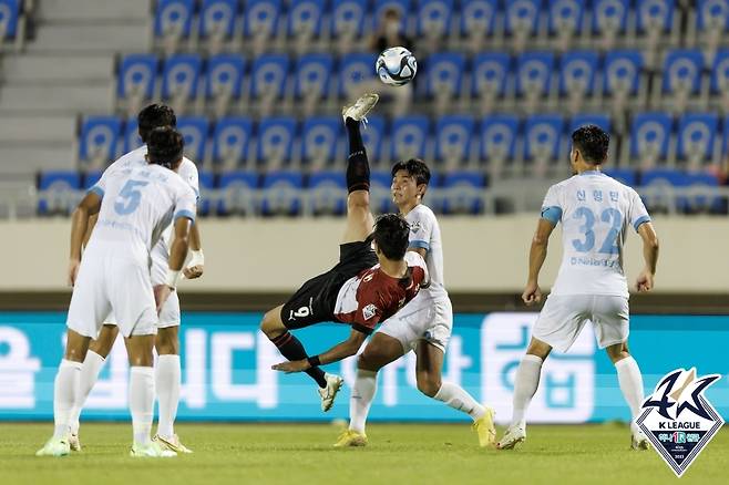 환상골을 터뜨리는 김찬(가운데)(한국프로축구연맹 제공)