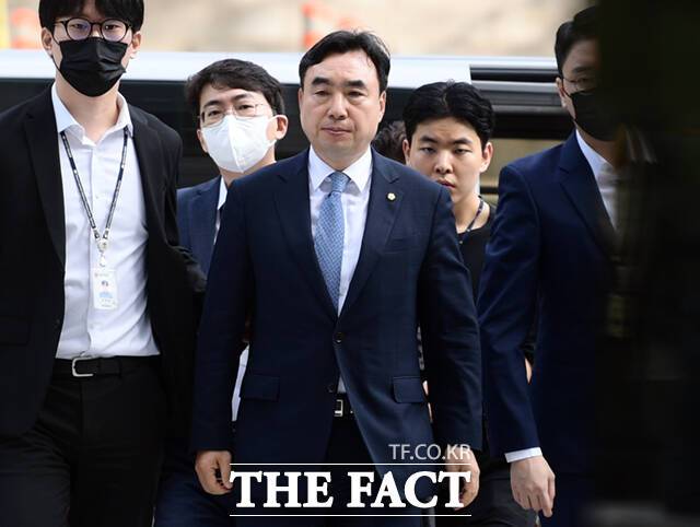 '더불어민주당 전당대회 돈봉투 의혹' 핵심 피의자로 거론되는 윤관석 의원이 4일 오전 서울 서초구 서울중앙지방법원에서 열린 구속 전 피의자심문(영장실질심사)에 출석하고 있다./이새롬 기자