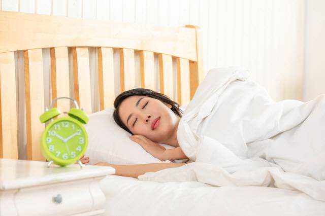 주말에 늦잠을 자는 등 불규칙한 습관이 장내 마이크로바이옴에 영향을 준다는 연구 결과가 나왔다./사진=클립아트코리아