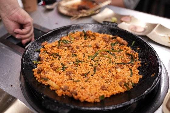 파김치와 한우를 듬뿍 넣은 볶음밥. 사진 김성현