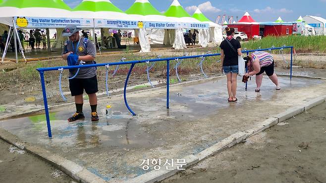 3일 전북 부안군 새만금에서 열리고 있는 ‘제25회 세계스카우트 잼버리’ 대회장의 열악한 모습. 지난 2일 이곳에서 열린 개영식에선 온열 질환자가 수십 명 발생해 소방당국의 행사 중단 요구가 있었지만, 조직위는 이를 무시하고 행사를 강행하다 마지막 불꽃놀이만 취소한 바 있다. 부안|김창효 선임기자