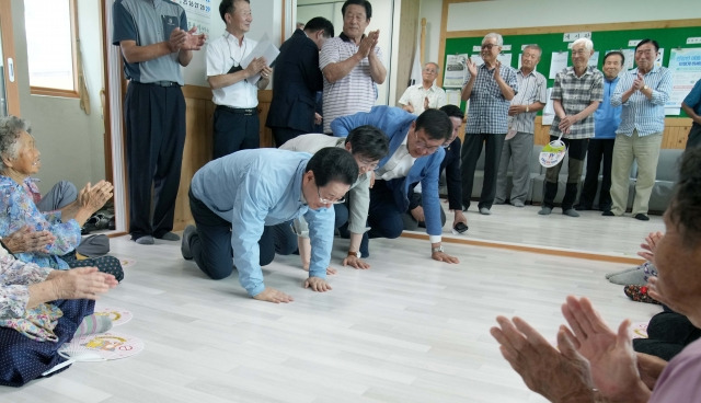 김영록 전남지사가 경로당 어르신에게 큰절로 안부 인사를 올리고 있다. 전남도 제공