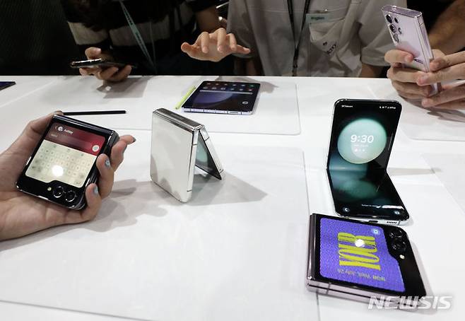 [서울=뉴시스] 김선웅 기자 = 26일 서울 강남구 코엑스에서 열린 갤럭시 언팩 2023에서 행사 참석자들이 갤럭시 Z 플립5, Z 폴드5, 갤럭시 워치6, 갤럭시 탭 S9 등 공개된 제품을 체험하고 있다. 2023.07.26. mangusta@newsis.com