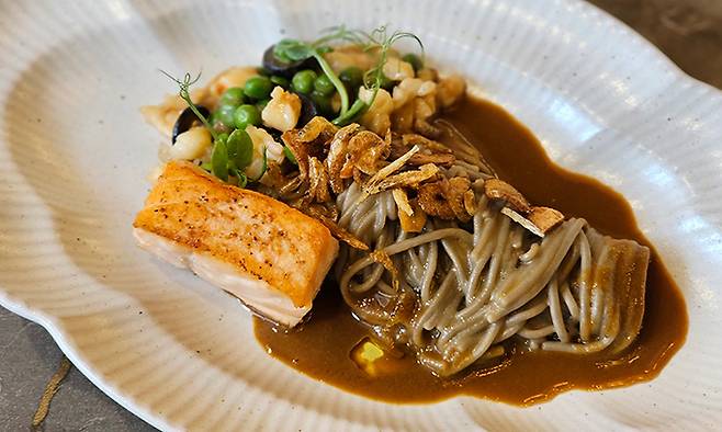 구운 연어를 올린 메밀 파스타