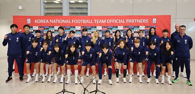 한국 여자 축구대표팀의 콜린 벨 감독 등 코치진과 선수들이 5일 오후 인천공항을 통해 귀국해 기념촬영을 하고 있다. 2023 국제축구연맹(FIFA) 호주·뉴질랜드 여자 월드컵에 출전한 대표팀은 H조 조별리그에서 1무2패 최하위 성적으로 16강 진출에 실패했다. 연합뉴스