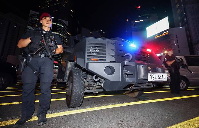 '분당 흉기난동' 사건 이후 비슷한 범행을 예고하는 글이 잇따르는 가운데 4일 오후 범행 예고지 중 한 곳인 서울 강남역 인근에 소총, 권총 등으로 이중무장한 경찰특공대원들과 전술 장갑차가 배치돼 있다. ⓒ 연합뉴스