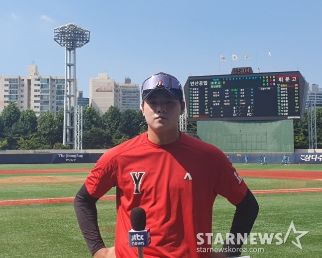 마산용마고 장현석이 4일 대구상원고와 대통령배 2차전 승리 직후 취재진과 인터뷰에 임하고 있다. /사진=김동윤 기자