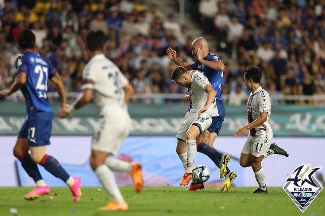 수원과 수원FC 경기 모습. /사진=한국프로축구연맹