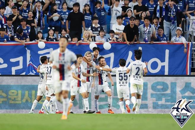 기뻐하는 수원FC 선수들. /사진=한국프로축구연맹