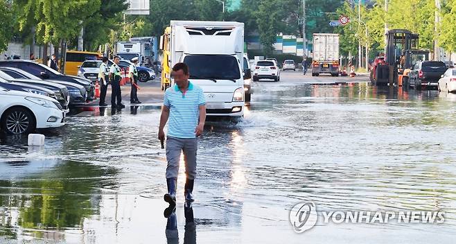 지난 4일 바닷물 역류로 침수된 인천 중구 항동7가 도로  [연합뉴스 자료사진]