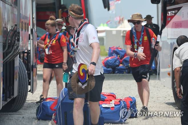 태극부채 든 영국 스카우트 대원 (부안=연합뉴스) 임채두 기자 = 5일 오후 전북 부안군 새만금 세계스카우트 잼버리 야영장에서 영국 스카우트 대원들이 버스에 짐을 싣고 있다. 2023.8.5 doo@yna.co.kr