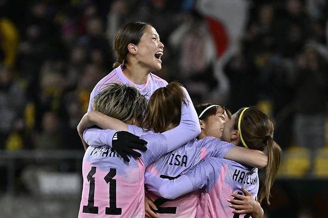 일본의 시미즈 리사가 2-1로 앞서는 오른발 슛을 성공시키고 기뻐하고 있다. [EPA=연합뉴스]